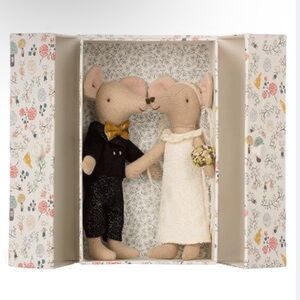 EUC Charming Mr. & Mrs. Maileg Mouse Couple in Wedding Attire with Paper Box!